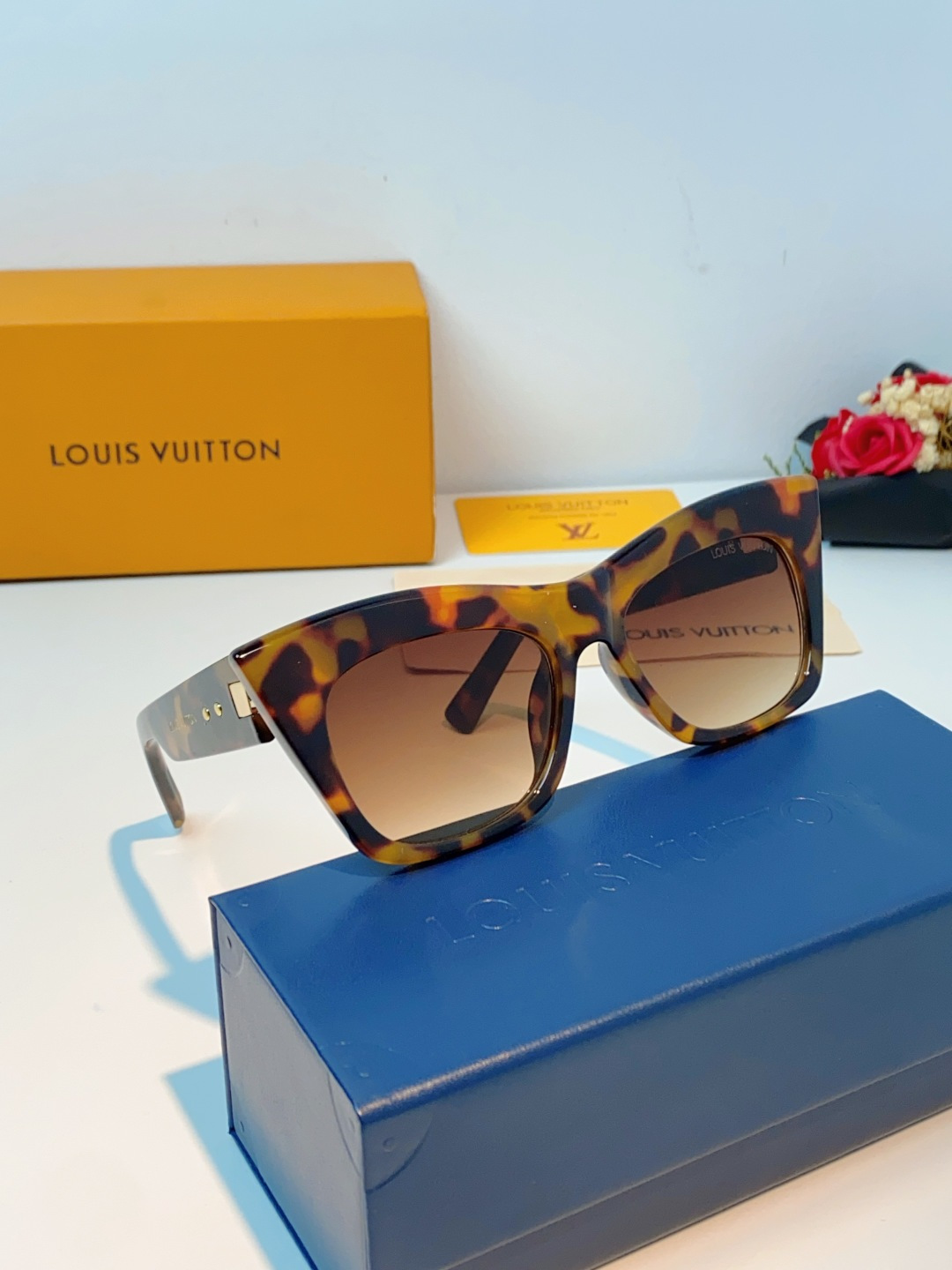 LouisVuitton路易威登 2026新款墨镜女时尚高级感欧美风百搭猫眼框太阳眼镜伦敦时装周女士墨镜