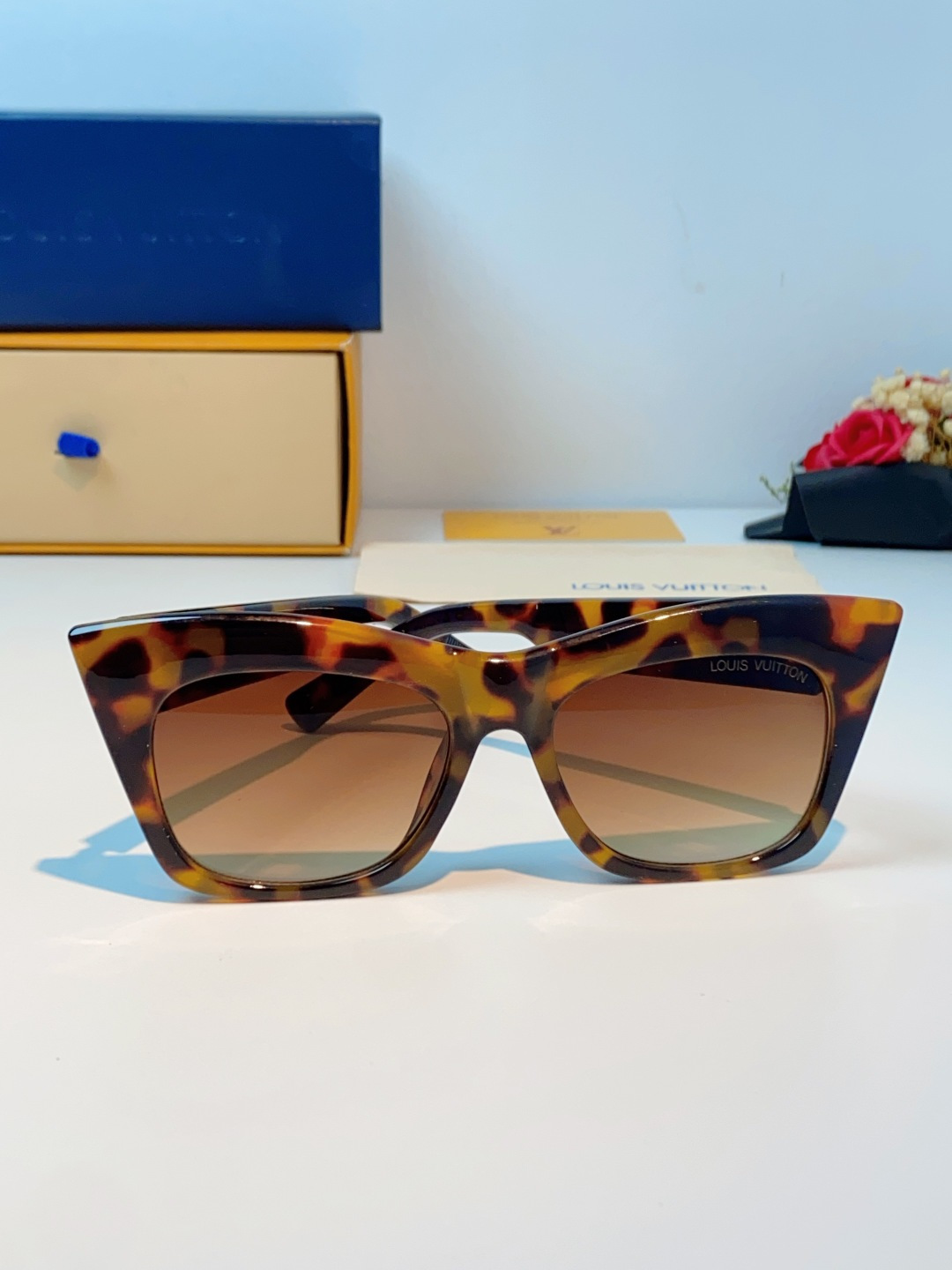 LouisVuitton路易威登 2026新款墨镜女时尚高级感欧美风百搭猫眼框太阳眼镜伦敦时装周女士墨镜