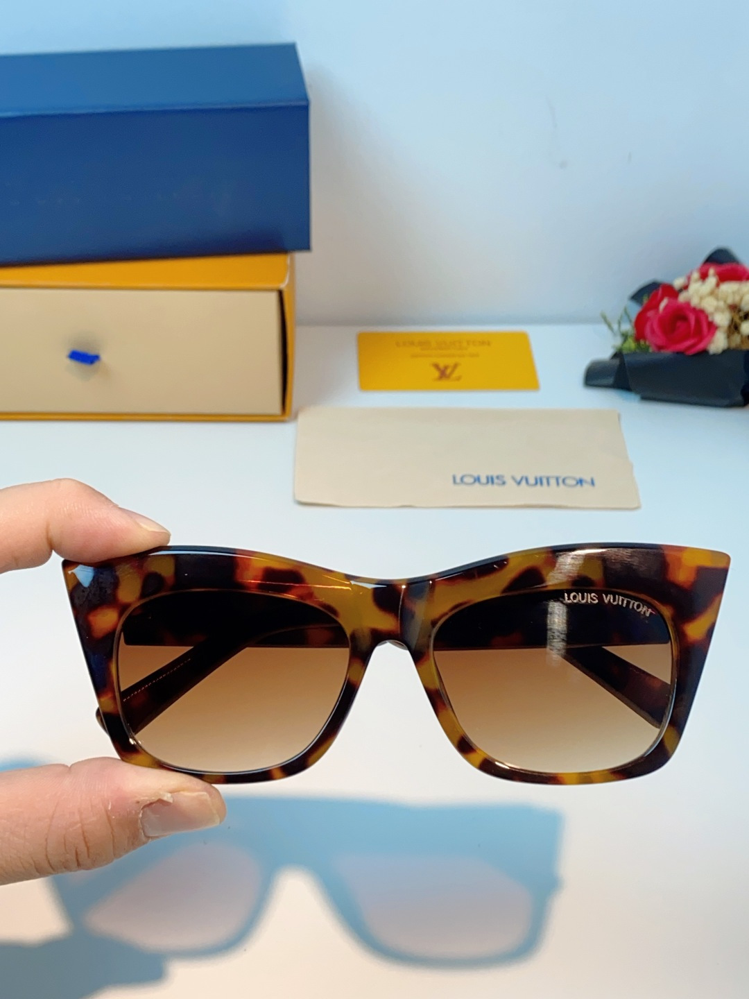 LouisVuitton路易威登 2026新款墨镜女时尚高级感欧美风百搭猫眼框太阳眼镜伦敦时装周女士墨镜