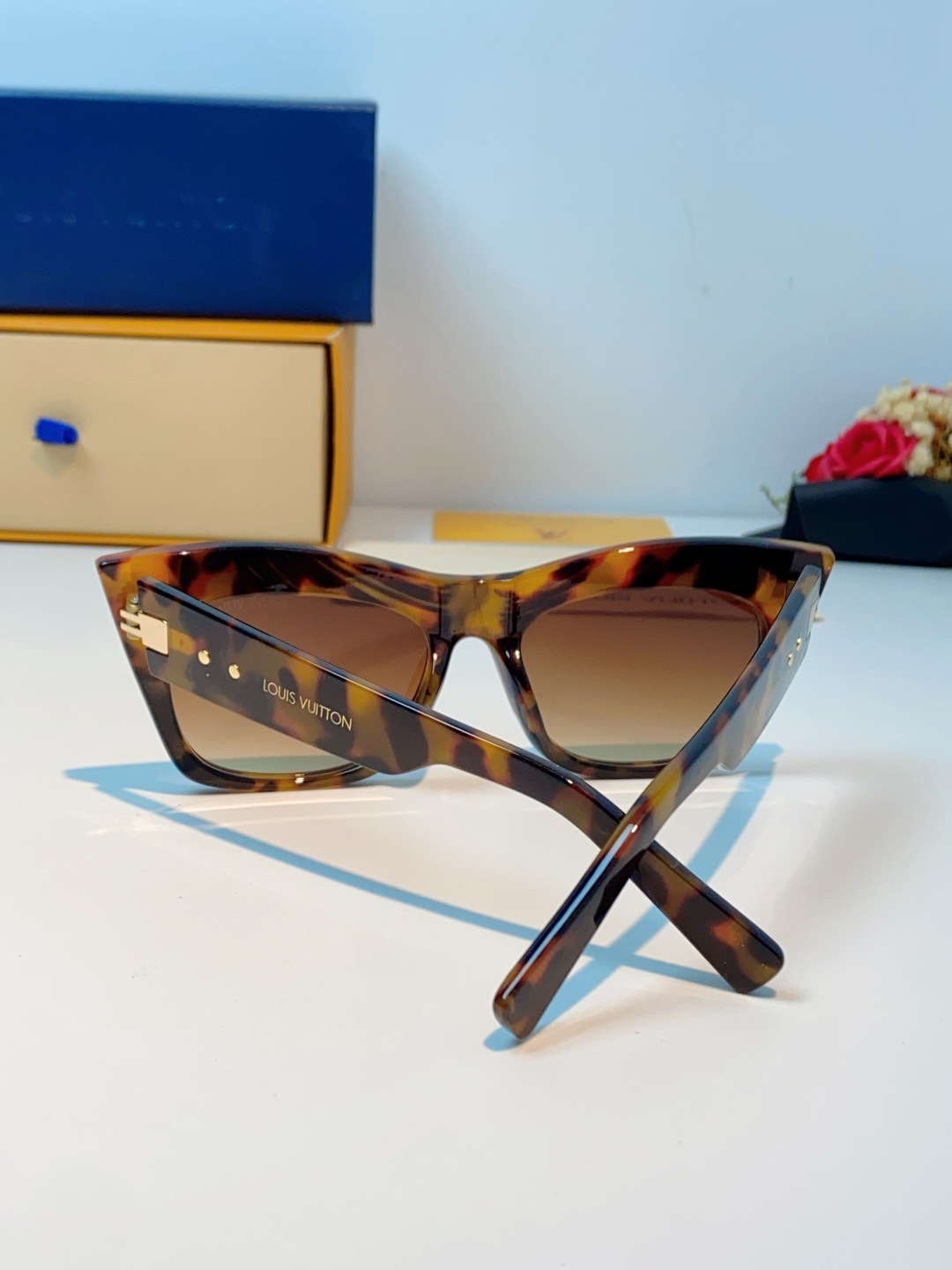 LouisVuitton路易威登 2026新款墨镜女时尚高级感欧美风百搭猫眼框太阳眼镜伦敦时装周女士墨镜