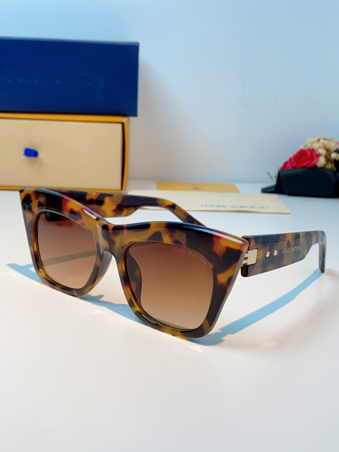 LouisVuitton路易威登 2026新款墨镜女时尚高级感欧美风百搭猫眼框太阳眼镜伦敦时装周女士墨镜