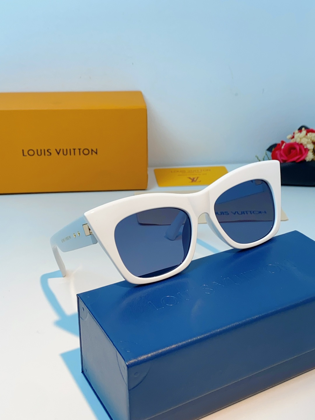 LouisVuitton路易威登 2026新款墨镜女时尚高级感欧美风百搭猫眼框太阳眼镜伦敦时装周女士墨镜