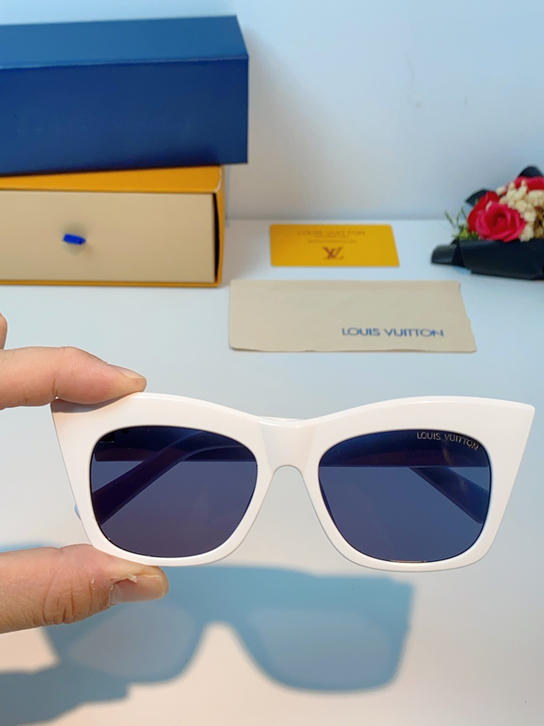 LouisVuitton路易威登 2026新款墨镜女时尚高级感欧美风百搭猫眼框太阳眼镜伦敦时装周女士墨镜