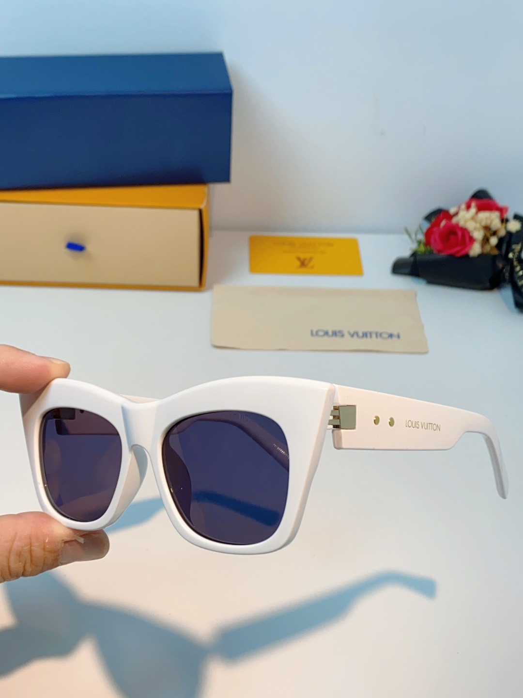 LouisVuitton路易威登 2026新款墨镜女时尚高级感欧美风百搭猫眼框太阳眼镜伦敦时装周女士墨镜