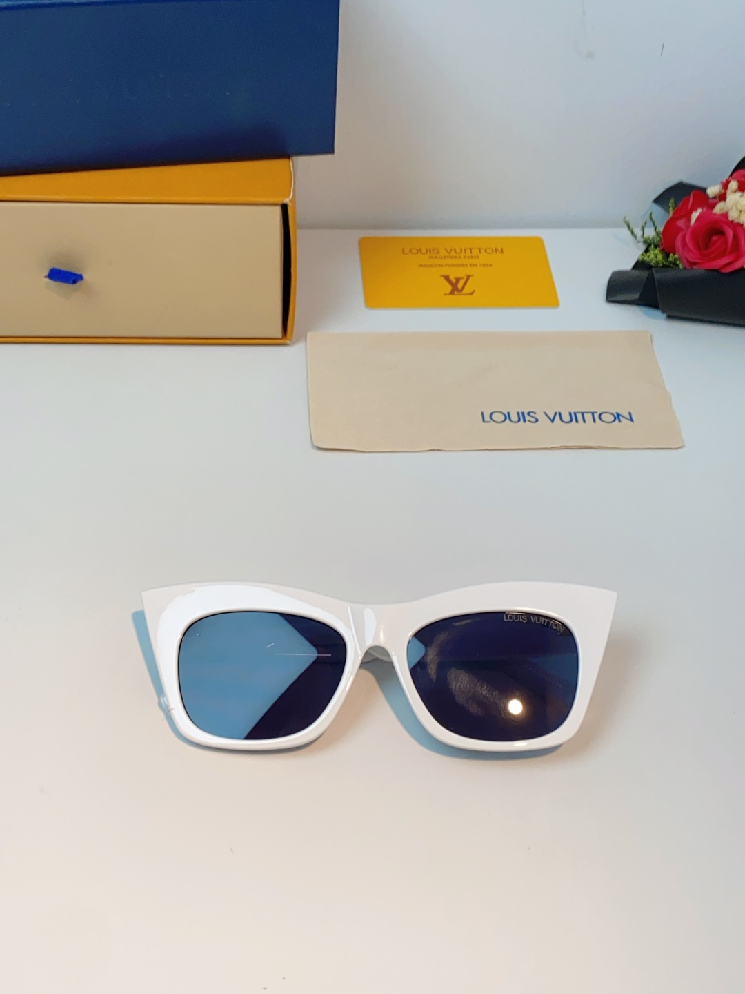 LouisVuitton路易威登 2026新款墨镜女时尚高级感欧美风百搭猫眼框太阳眼镜伦敦时装周女士墨镜