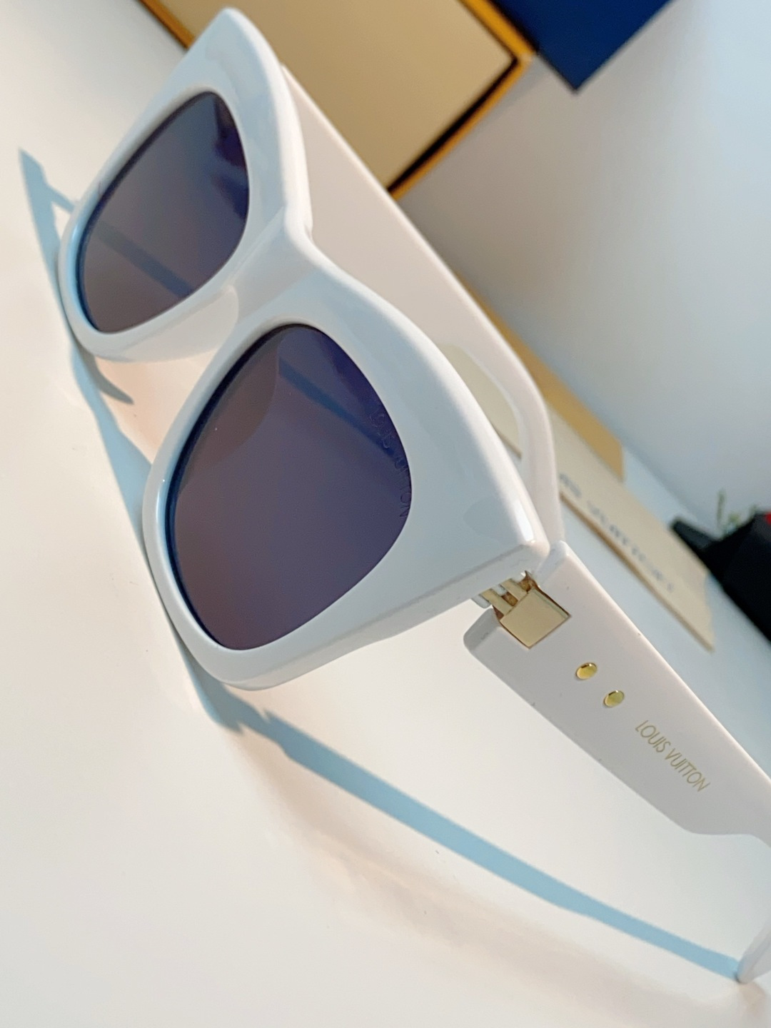 LouisVuitton路易威登 2026新款墨镜女时尚高级感欧美风百搭猫眼框太阳眼镜伦敦时装周女士墨镜