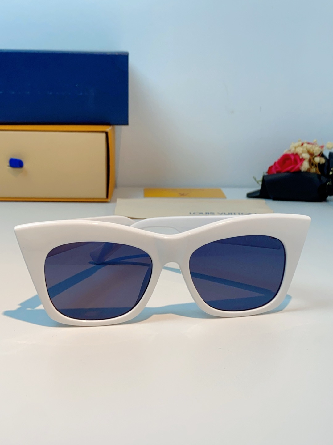 LouisVuitton路易威登 2026新款墨镜女时尚高级感欧美风百搭猫眼框太阳眼镜伦敦时装周女士墨镜