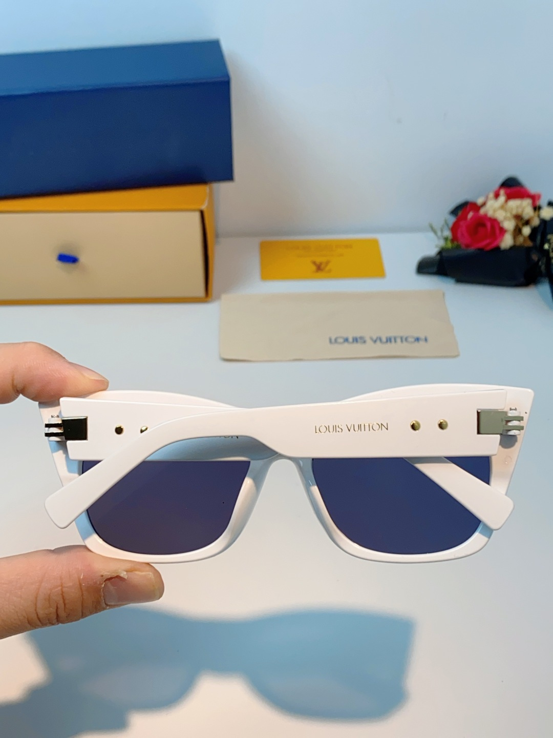 LouisVuitton路易威登 2026新款墨镜女时尚高级感欧美风百搭猫眼框太阳眼镜伦敦时装周女士墨镜