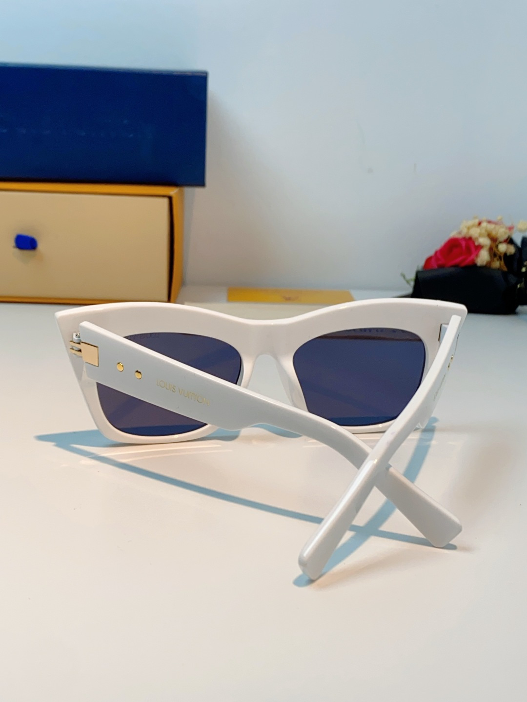 LouisVuitton路易威登 2026新款墨镜女时尚高级感欧美风百搭猫眼框太阳眼镜伦敦时装周女士墨镜