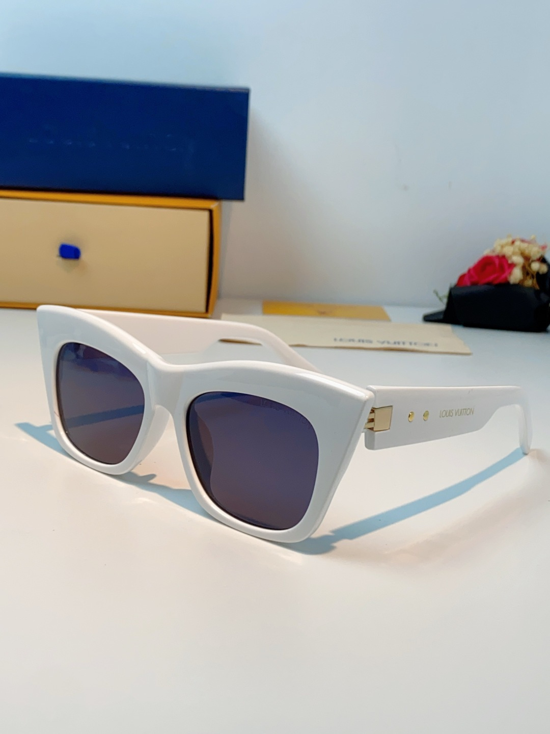 LouisVuitton路易威登 2026新款墨镜女时尚高级感欧美风百搭猫眼框太阳眼镜伦敦时装周女士墨镜