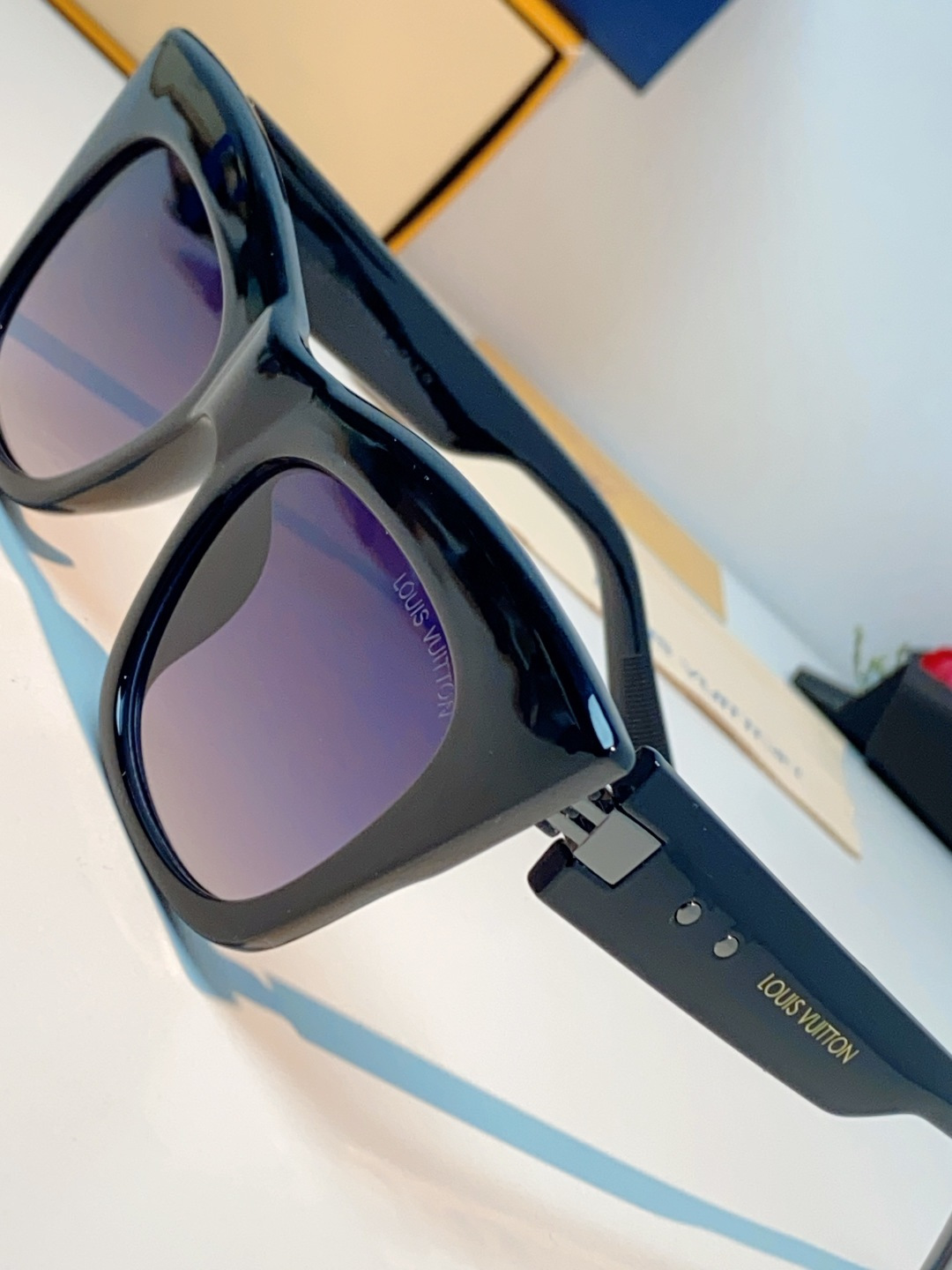 LouisVuitton路易威登 2026新款墨镜女时尚高级感欧美风百搭猫眼框太阳眼镜伦敦时装周女士墨镜