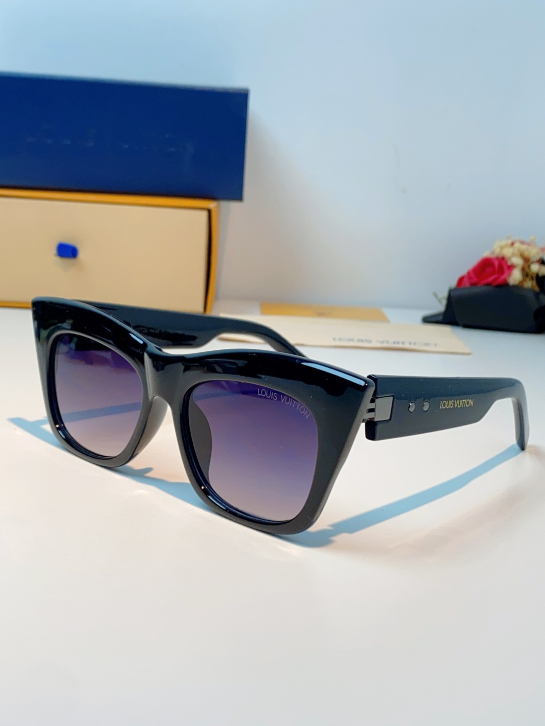 LouisVuitton路易威登 2026新款墨镜女时尚高级感欧美风百搭猫眼框太阳眼镜伦敦时装周女士墨镜