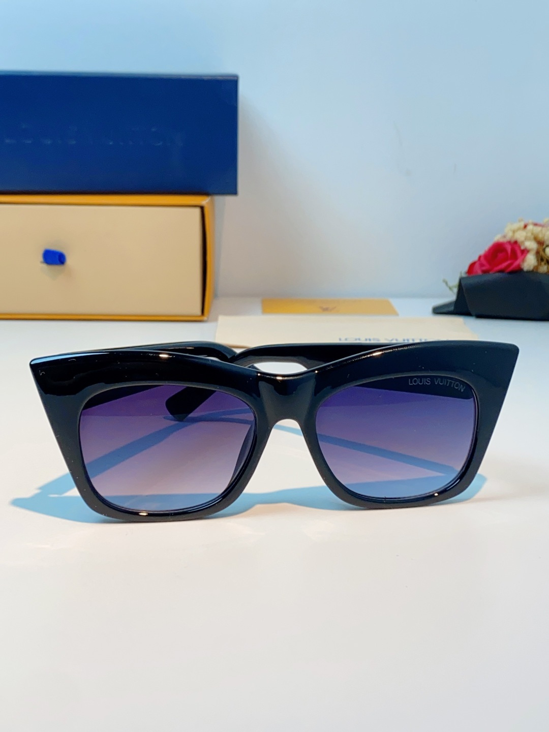 LouisVuitton路易威登 2026新款墨镜女时尚高级感欧美风百搭猫眼框太阳眼镜伦敦时装周女士墨镜