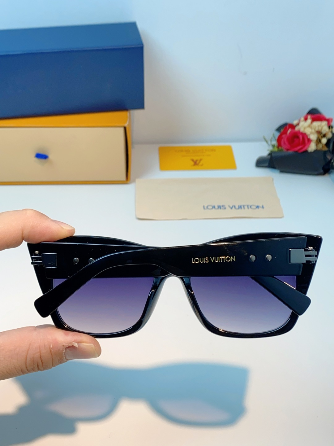 LouisVuitton路易威登 2026新款墨镜女时尚高级感欧美风百搭猫眼框太阳眼镜伦敦时装周女士墨镜