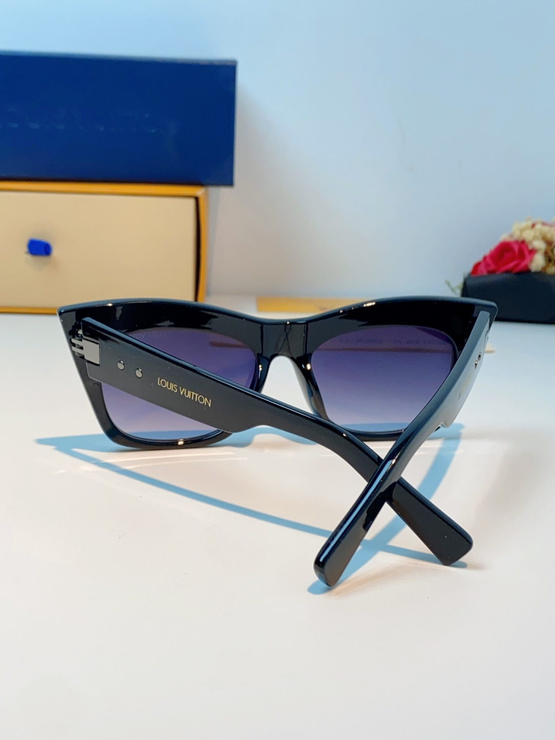 LouisVuitton路易威登 2026新款墨镜女时尚高级感欧美风百搭猫眼框太阳眼镜伦敦时装周女士墨镜