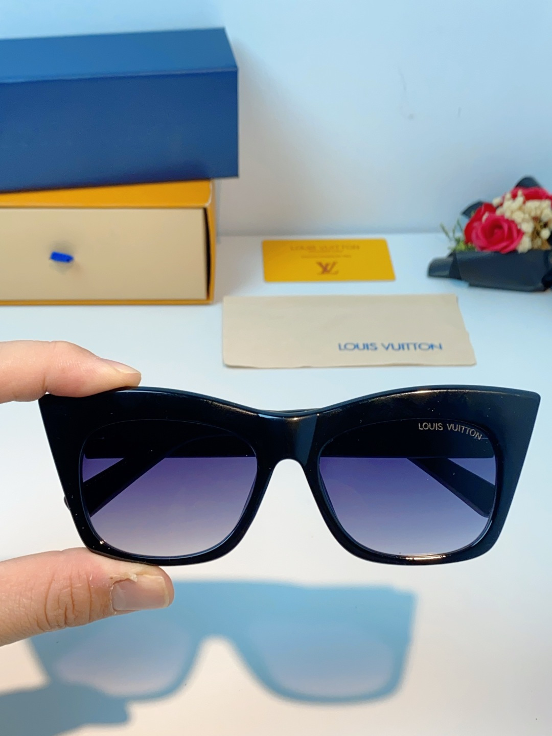 LouisVuitton路易威登 2026新款墨镜女时尚高级感欧美风百搭猫眼框太阳眼镜伦敦时装周女士墨镜