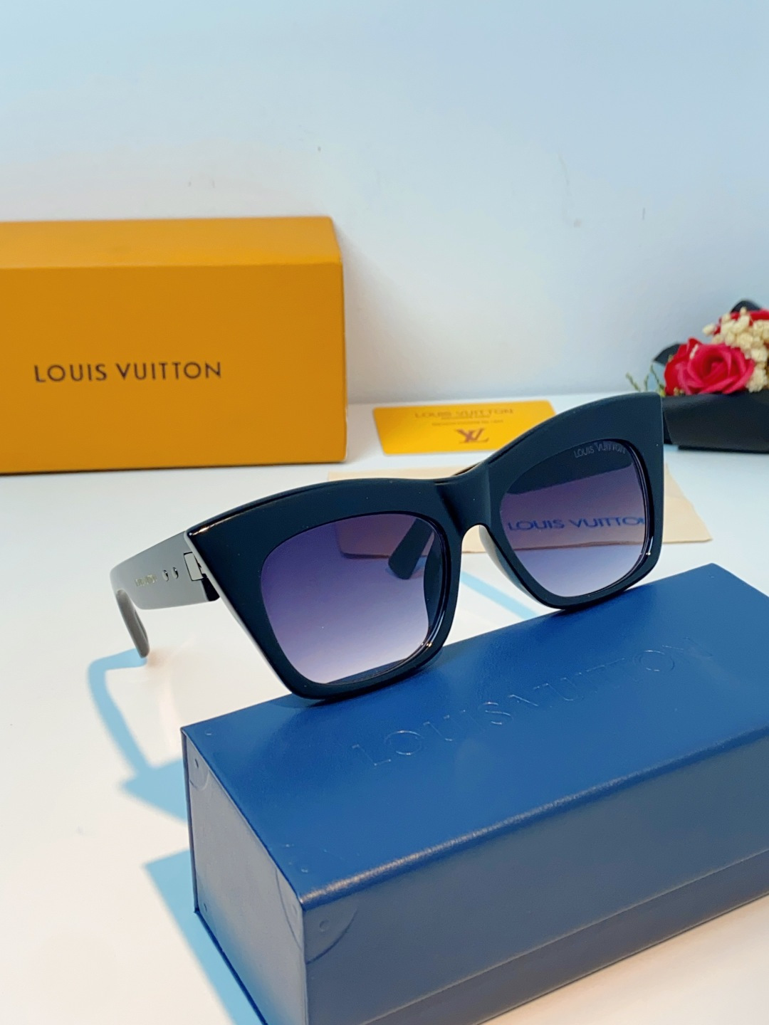 LouisVuitton路易威登 2026新款墨镜女时尚高级感欧美风百搭猫眼框太阳眼镜伦敦时装周女士墨镜