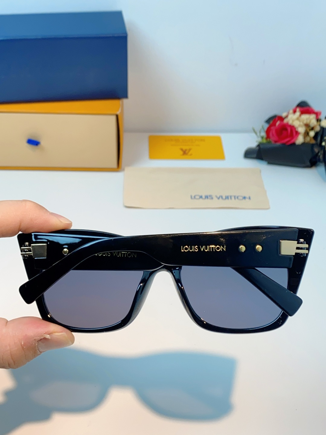 LouisVuitton路易威登 2026新款墨镜女时尚高级感欧美风百搭猫眼框太阳眼镜伦敦时装周女士墨镜