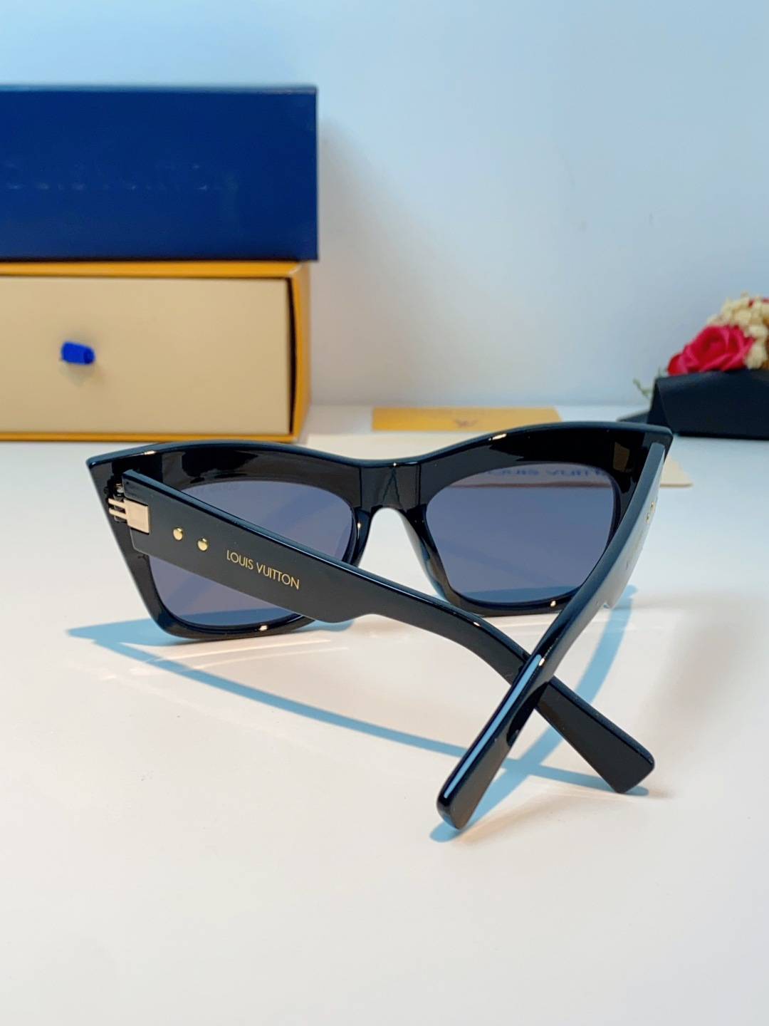 LouisVuitton路易威登 2026新款墨镜女时尚高级感欧美风百搭猫眼框太阳眼镜伦敦时装周女士墨镜