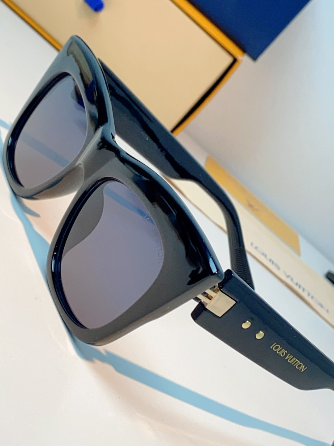 LouisVuitton路易威登 2026新款墨镜女时尚高级感欧美风百搭猫眼框太阳眼镜伦敦时装周女士墨镜