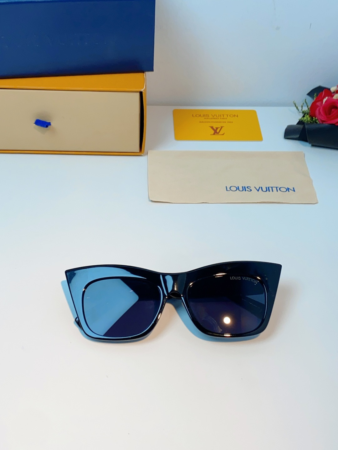 LouisVuitton路易威登 2026新款墨镜女时尚高级感欧美风百搭猫眼框太阳眼镜伦敦时装周女士墨镜