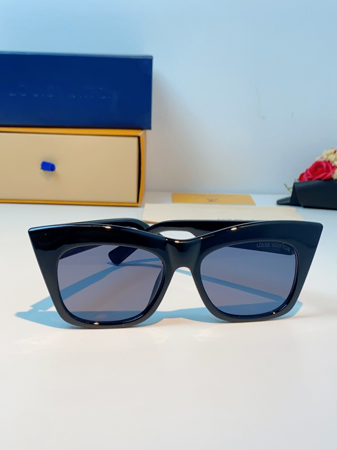 LouisVuitton路易威登 2026新款墨镜女时尚高级感欧美风百搭猫眼框太阳眼镜伦敦时装周女士墨镜