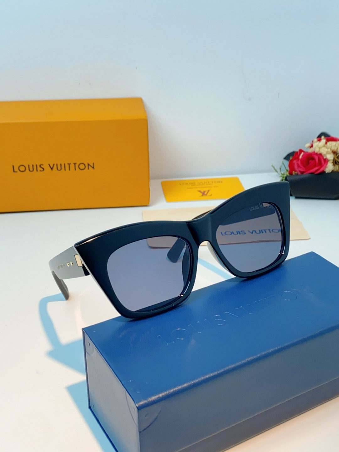 LouisVuitton路易威登 2026新款墨镜女时尚高级感欧美风百搭猫眼框太阳眼镜伦敦时装周女士墨镜