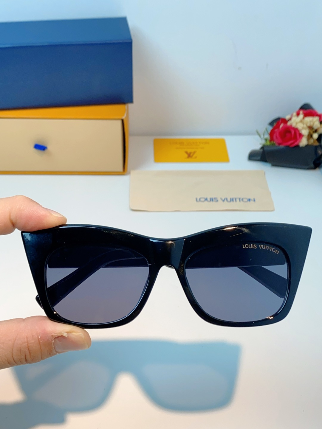 LouisVuitton路易威登 2026新款墨镜女时尚高级感欧美风百搭猫眼框太阳眼镜伦敦时装周女士墨镜