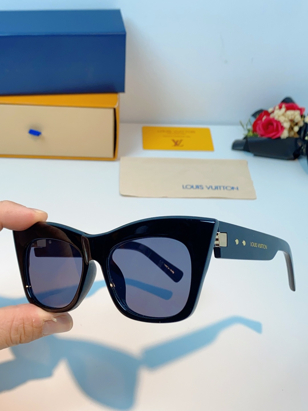 LouisVuitton路易威登 2026新款墨镜女时尚高级感欧美风百搭猫眼框太阳眼镜伦敦时装周女士墨镜