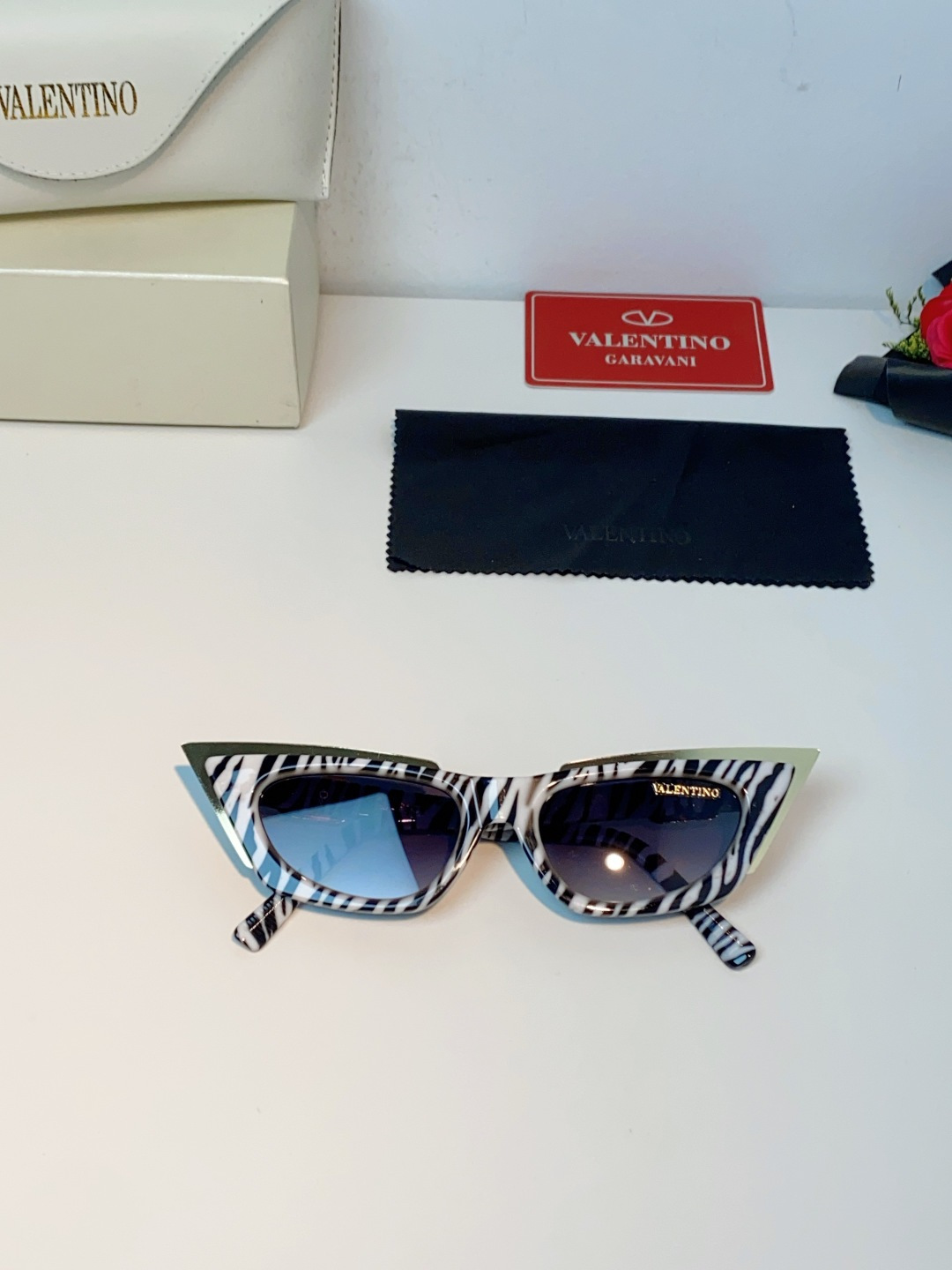 Valentino华伦天奴 2026新款金属半框猫眼太阳镜跨境个性金属V字女士遮阳墨镜