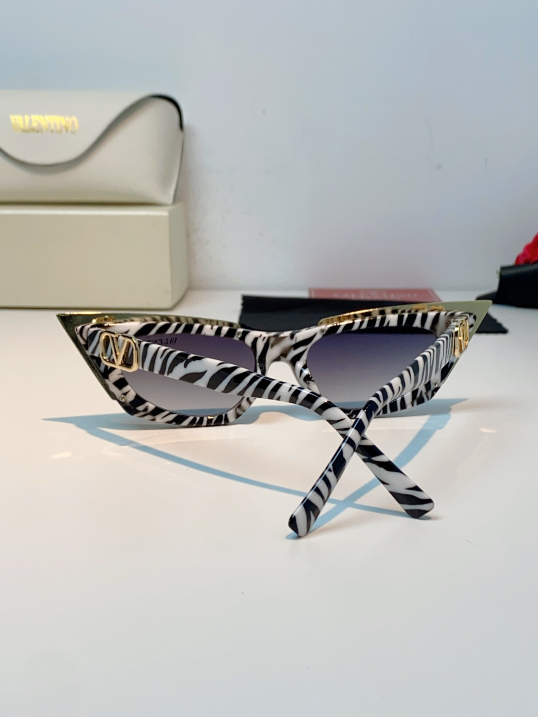 Valentino华伦天奴 2026新款金属半框猫眼太阳镜跨境个性金属V字女士遮阳墨镜