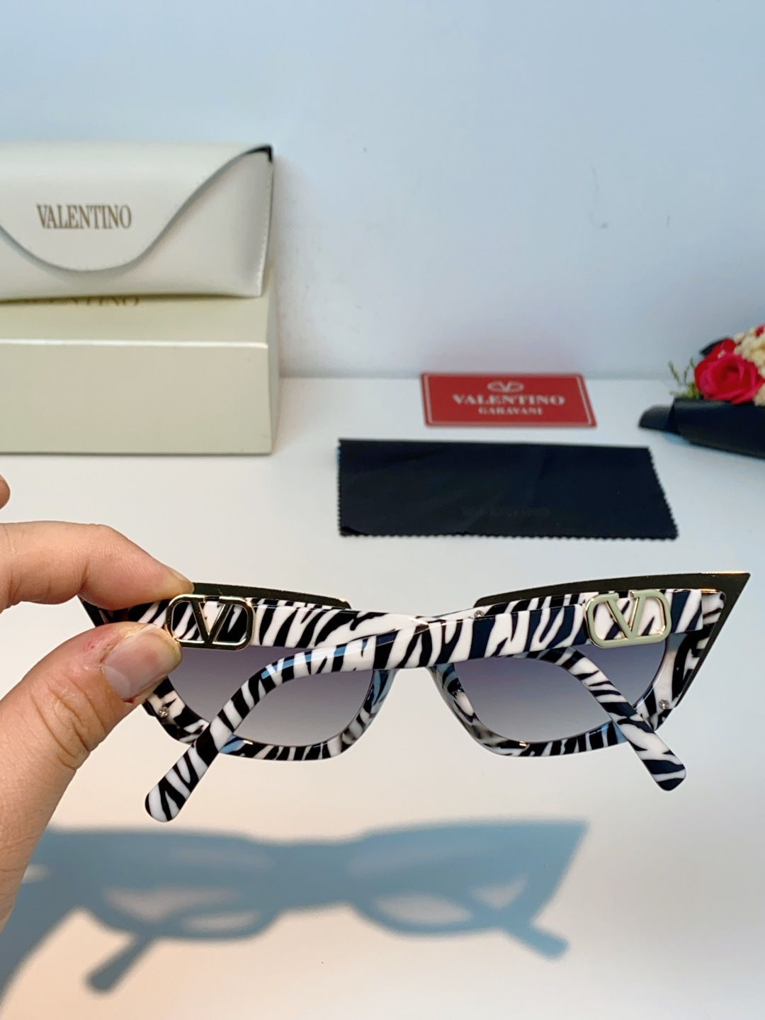 Valentino华伦天奴 2026新款金属半框猫眼太阳镜跨境个性金属V字女士遮阳墨镜