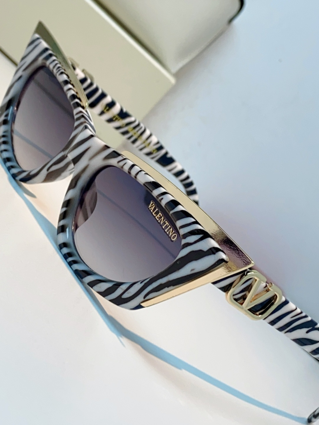 Valentino华伦天奴 2026新款金属半框猫眼太阳镜跨境个性金属V字女士遮阳墨镜