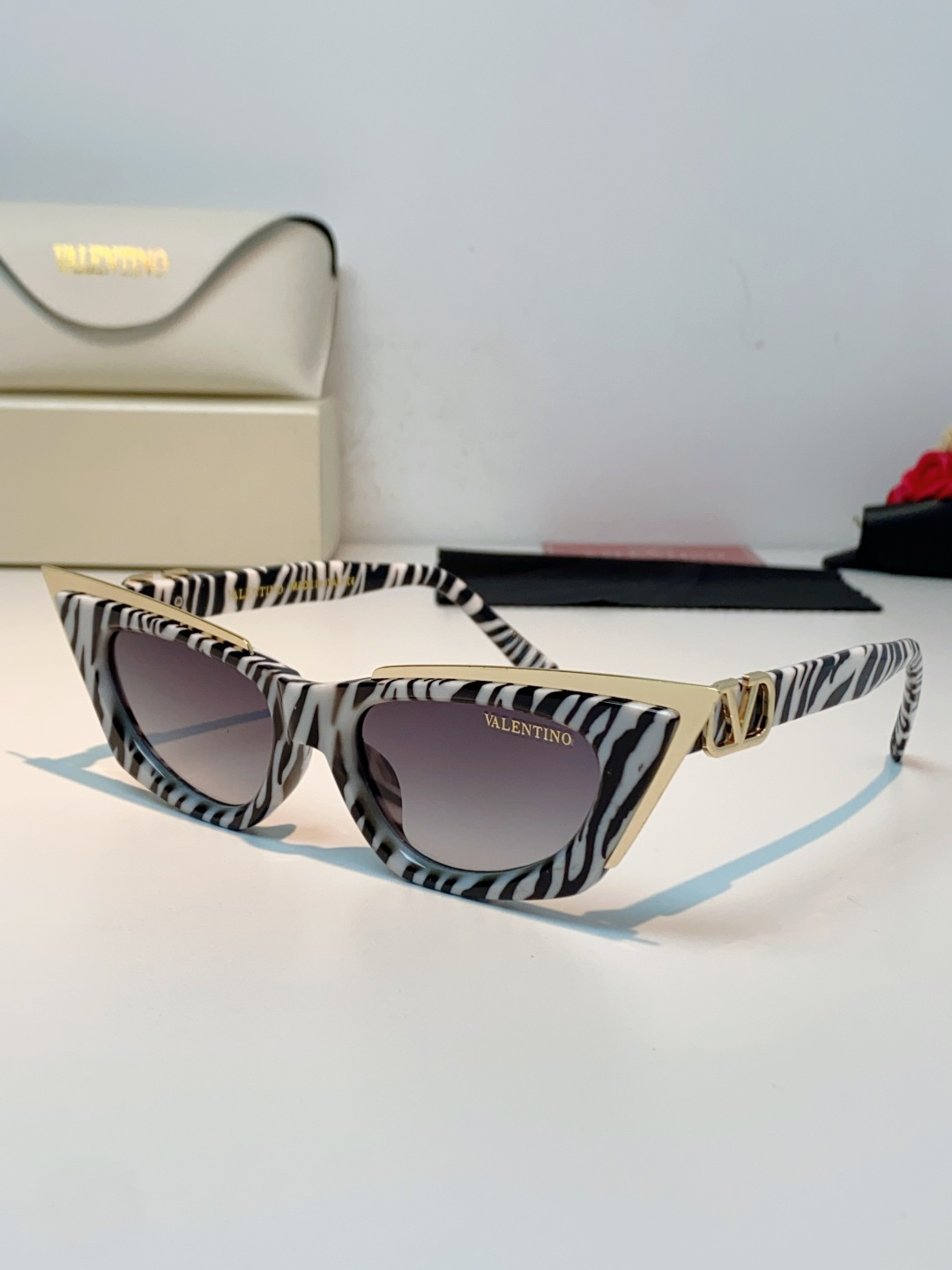 Valentino华伦天奴 2026新款金属半框猫眼太阳镜跨境个性金属V字女士遮阳墨镜