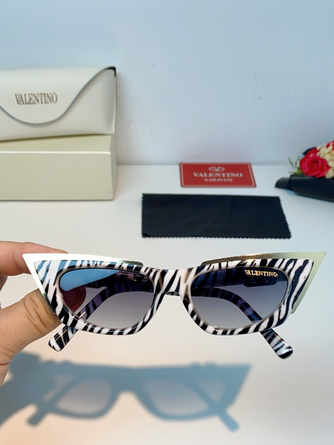 Valentino华伦天奴 2026新款金属半框猫眼太阳镜跨境个性金属V字女士遮阳墨镜