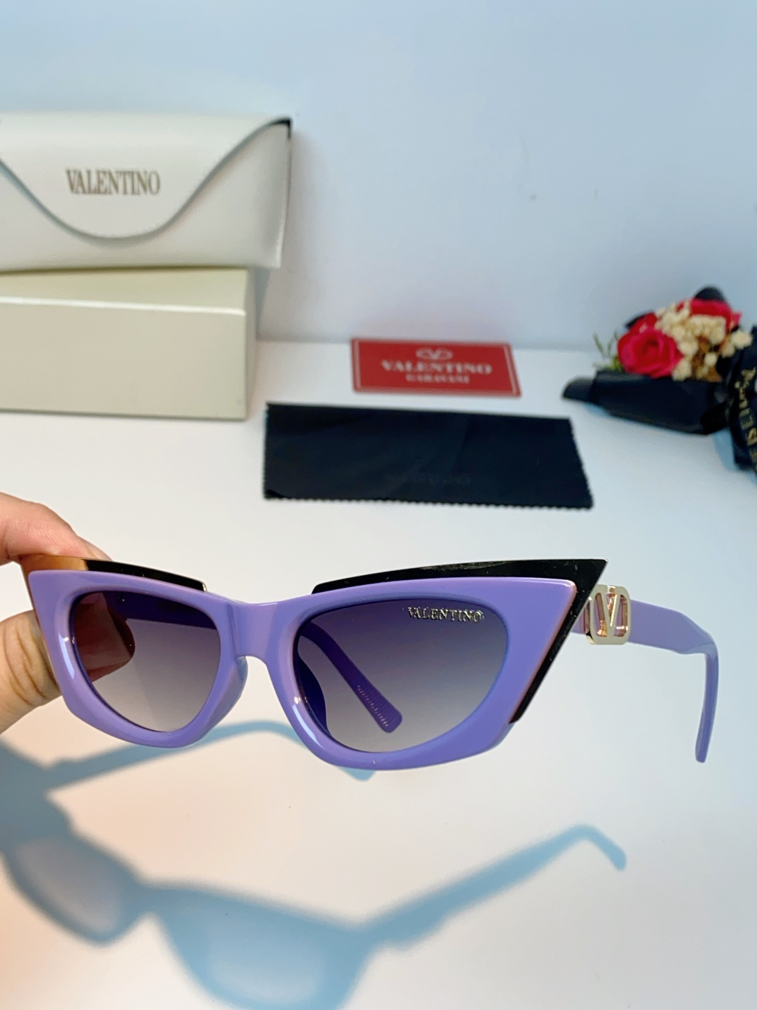Valentino华伦天奴 2026新款金属半框猫眼太阳镜跨境个性金属V字女士遮阳墨镜