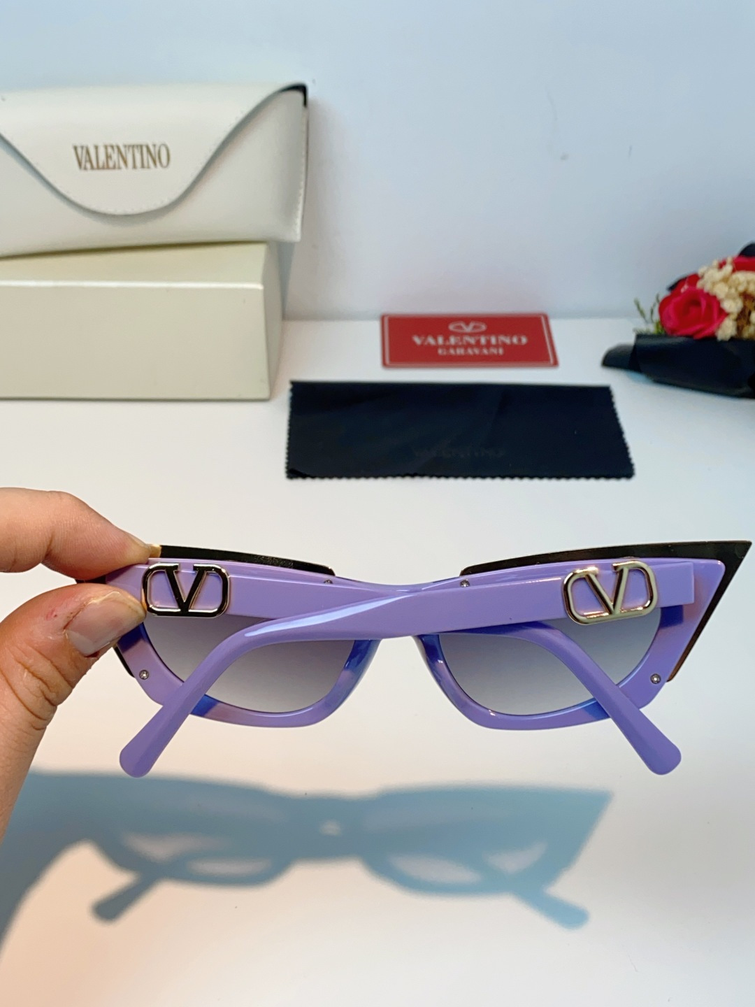 Valentino华伦天奴 2026新款金属半框猫眼太阳镜跨境个性金属V字女士遮阳墨镜