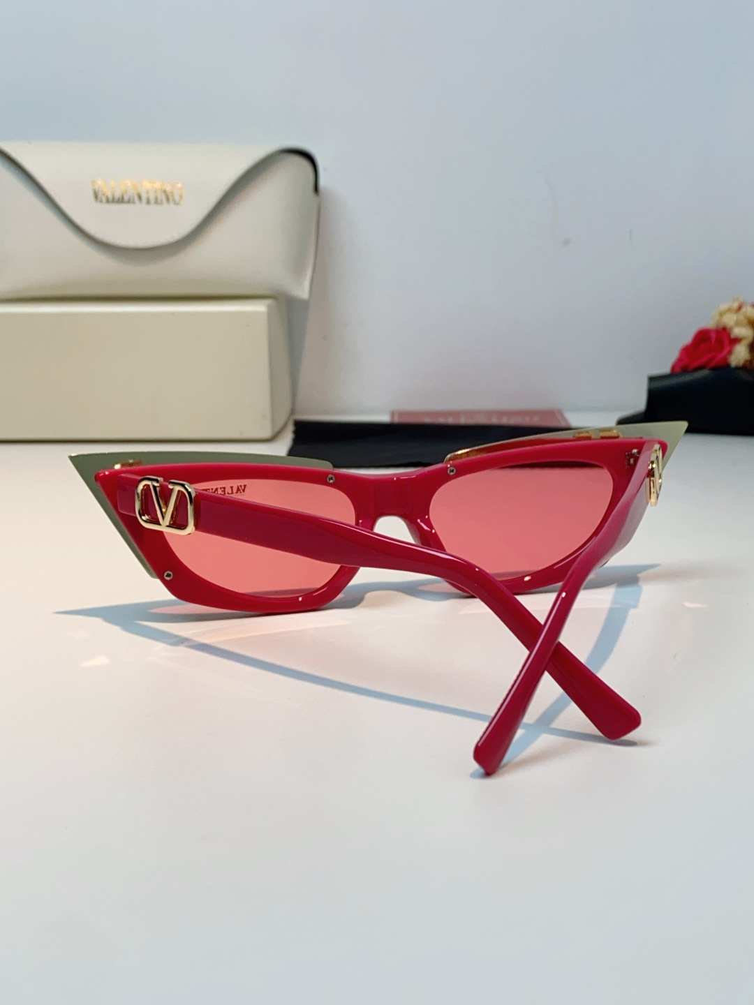 Valentino华伦天奴 2026新款金属半框猫眼太阳镜跨境个性金属V字女士遮阳墨镜