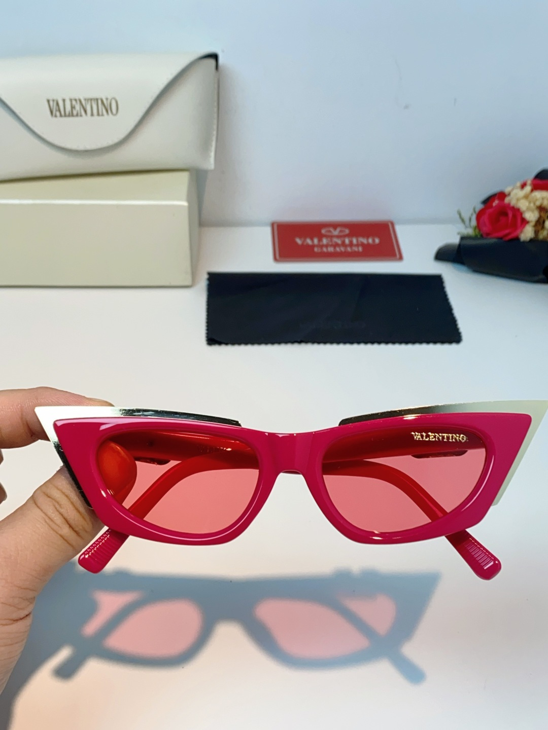 Valentino华伦天奴 2026新款金属半框猫眼太阳镜跨境个性金属V字女士遮阳墨镜