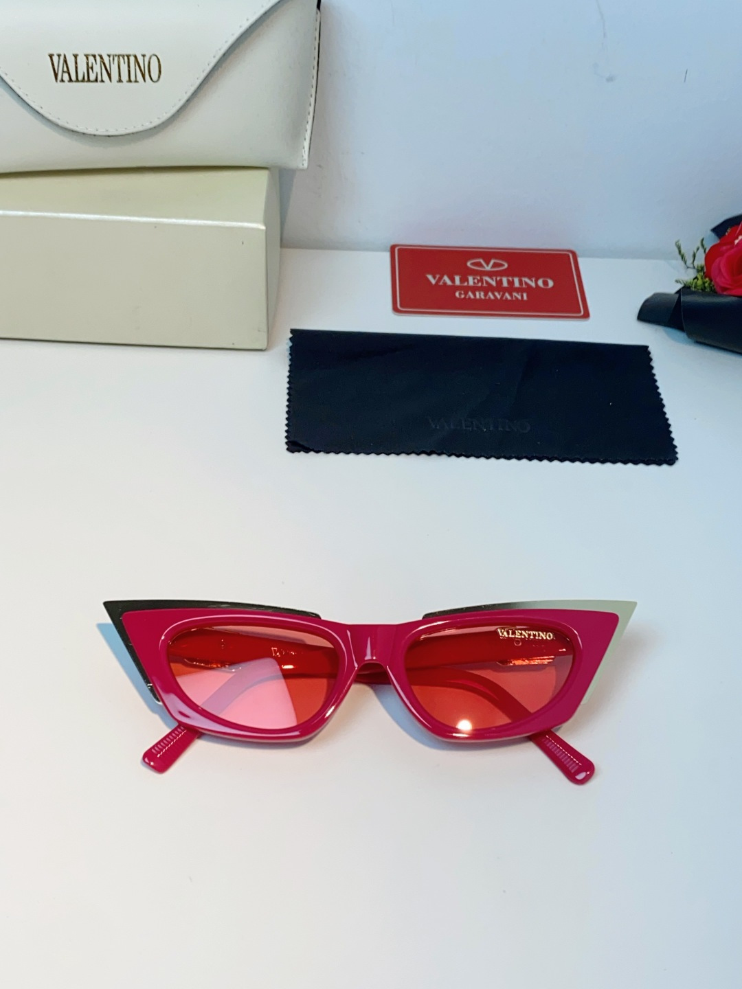 Valentino华伦天奴 2026新款金属半框猫眼太阳镜跨境个性金属V字女士遮阳墨镜