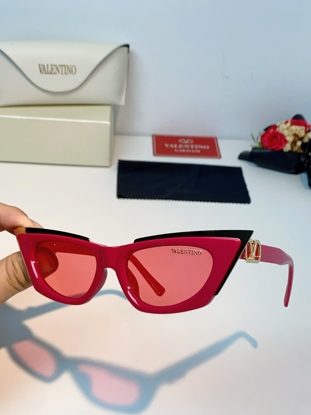 Valentino华伦天奴 2026新款金属半框猫眼太阳镜跨境个性金属V字女士遮阳墨镜