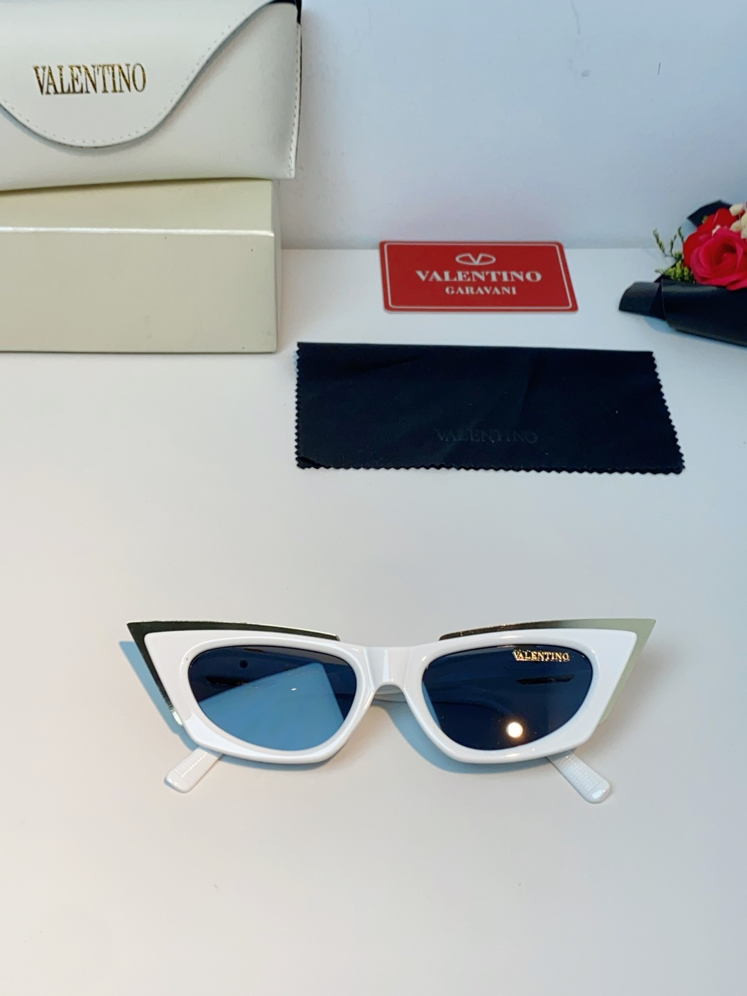 Valentino华伦天奴 2026新款金属半框猫眼太阳镜跨境个性金属V字女士遮阳墨镜