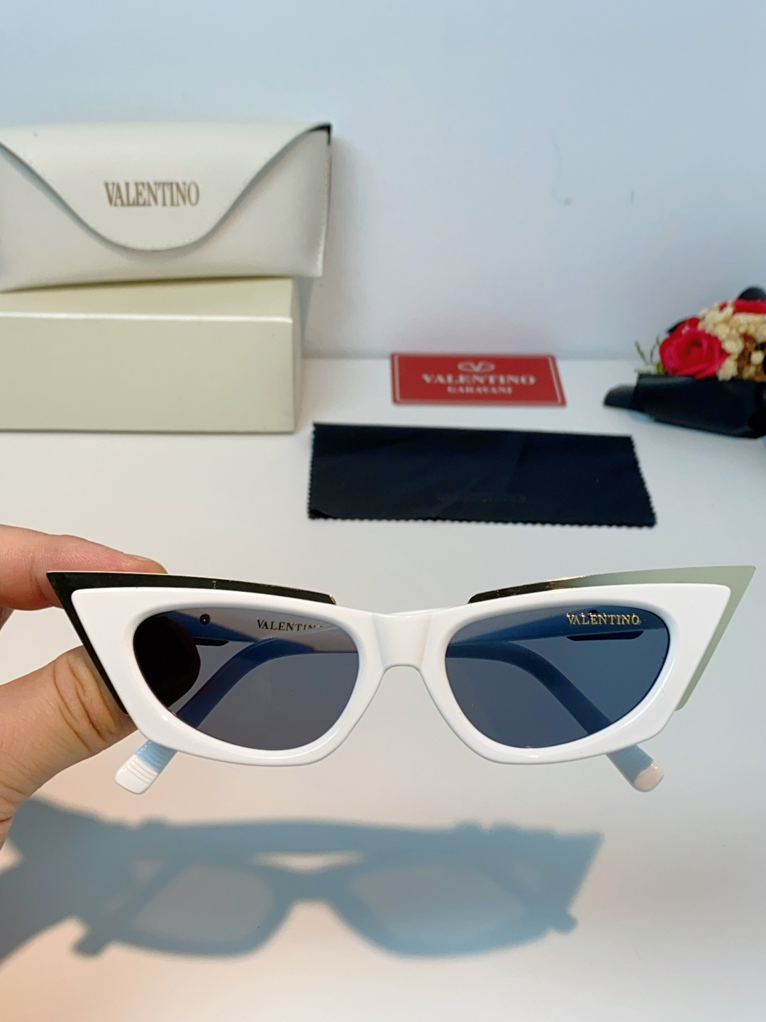 Valentino华伦天奴 2026新款金属半框猫眼太阳镜跨境个性金属V字女士遮阳墨镜