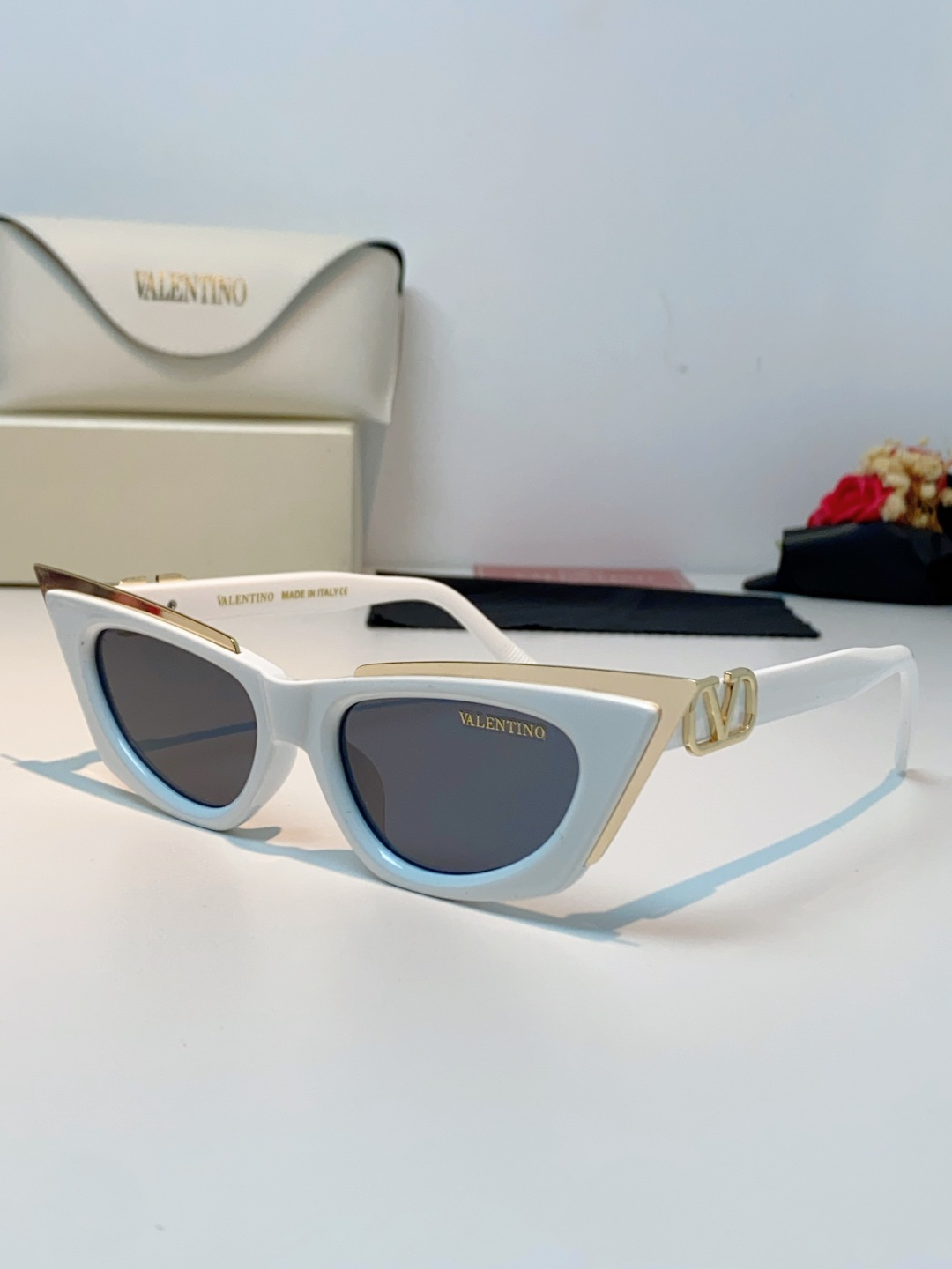 Valentino华伦天奴 2026新款金属半框猫眼太阳镜跨境个性金属V字女士遮阳墨镜