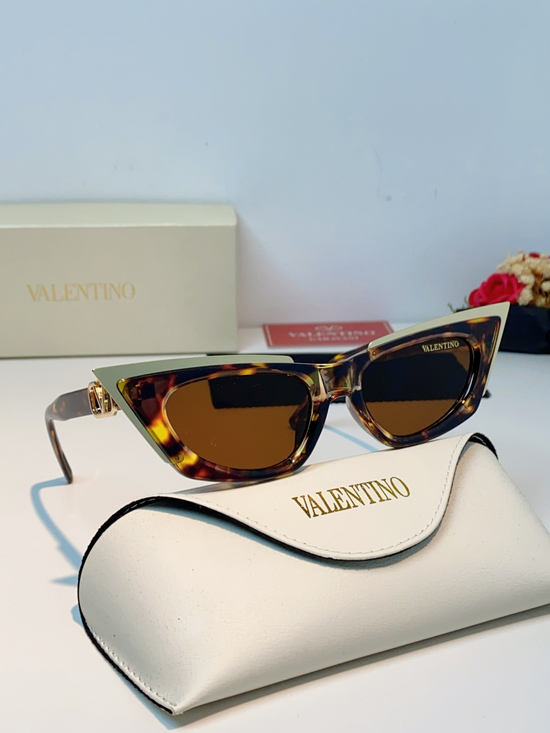 Valentino华伦天奴 2026新款金属半框猫眼太阳镜跨境个性金属V字女士遮阳墨镜