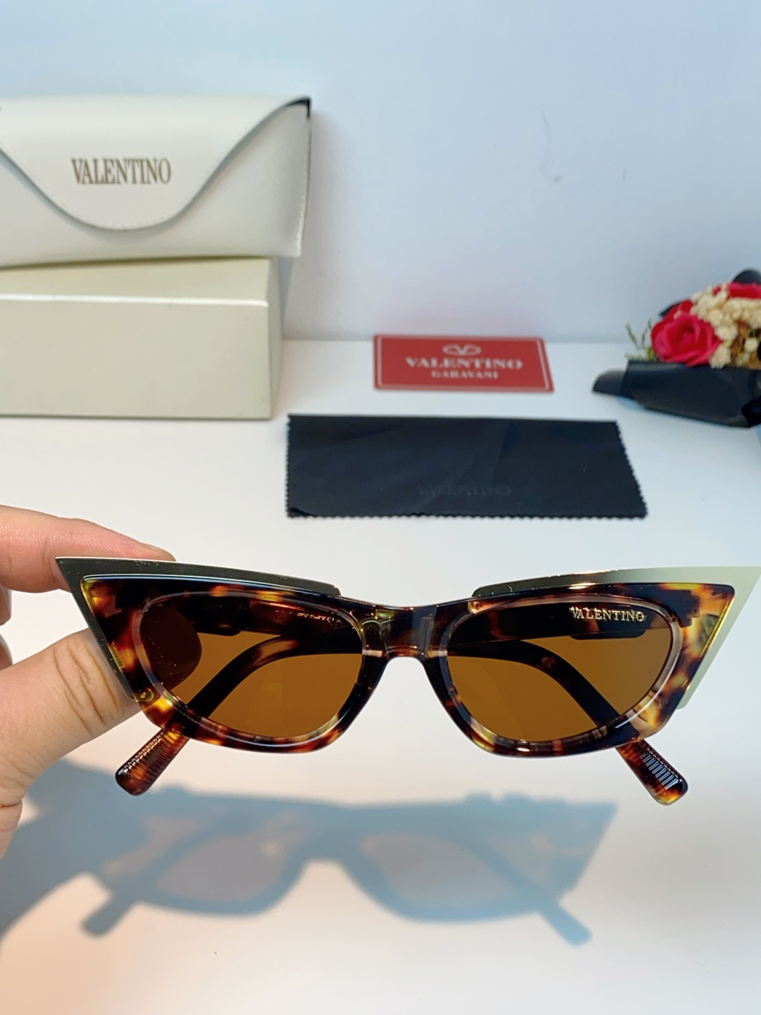 Valentino华伦天奴 2026新款金属半框猫眼太阳镜跨境个性金属V字女士遮阳墨镜