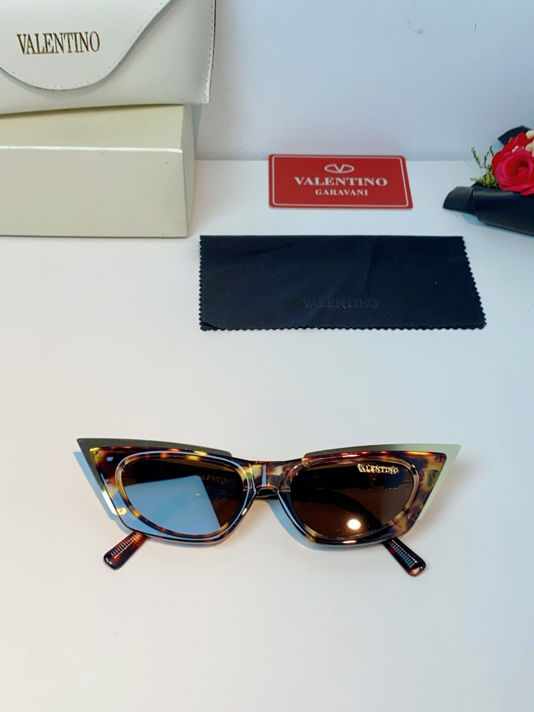 Valentino华伦天奴 2026新款金属半框猫眼太阳镜跨境个性金属V字女士遮阳墨镜