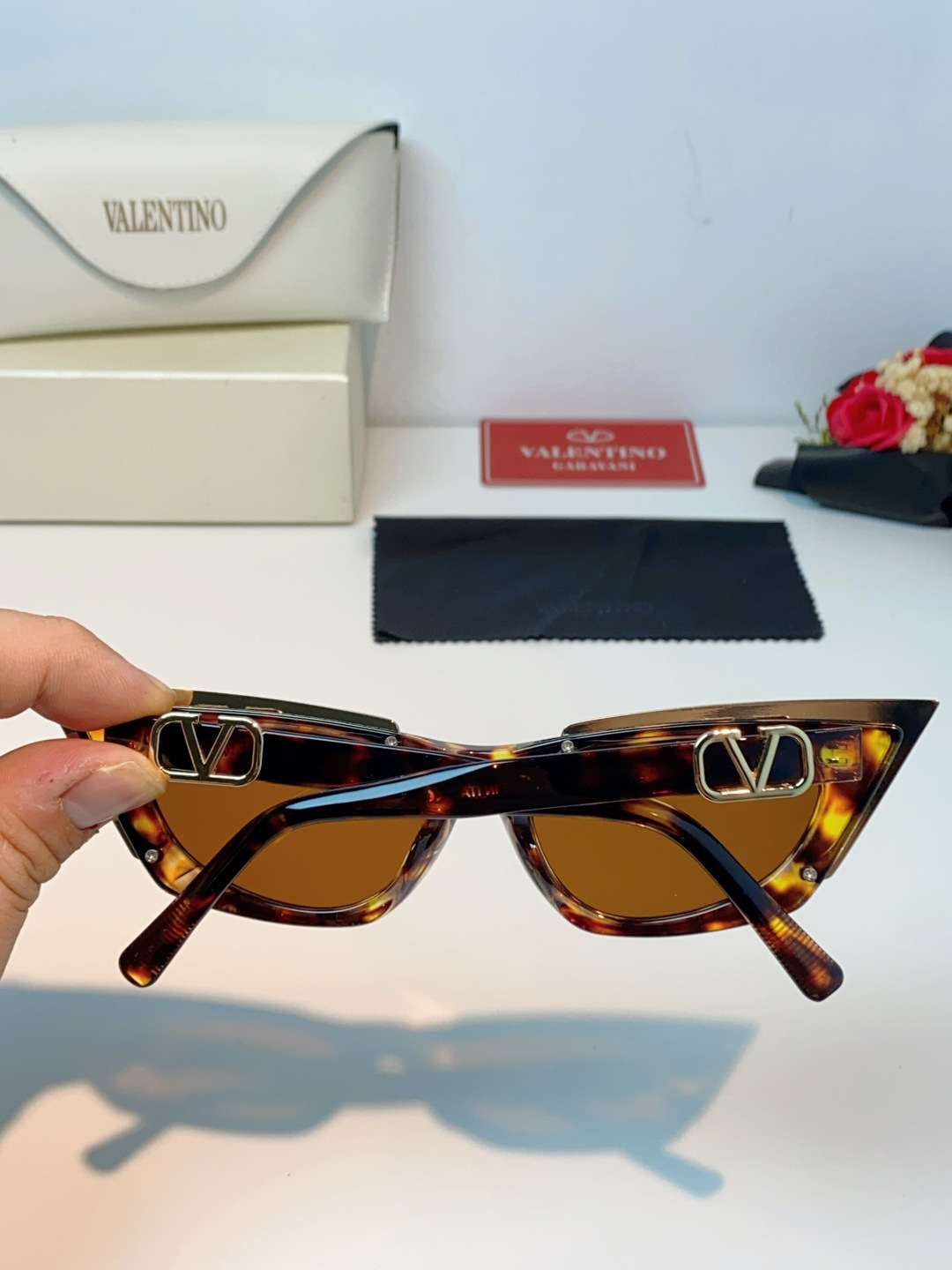 Valentino华伦天奴 2026新款金属半框猫眼太阳镜跨境个性金属V字女士遮阳墨镜
