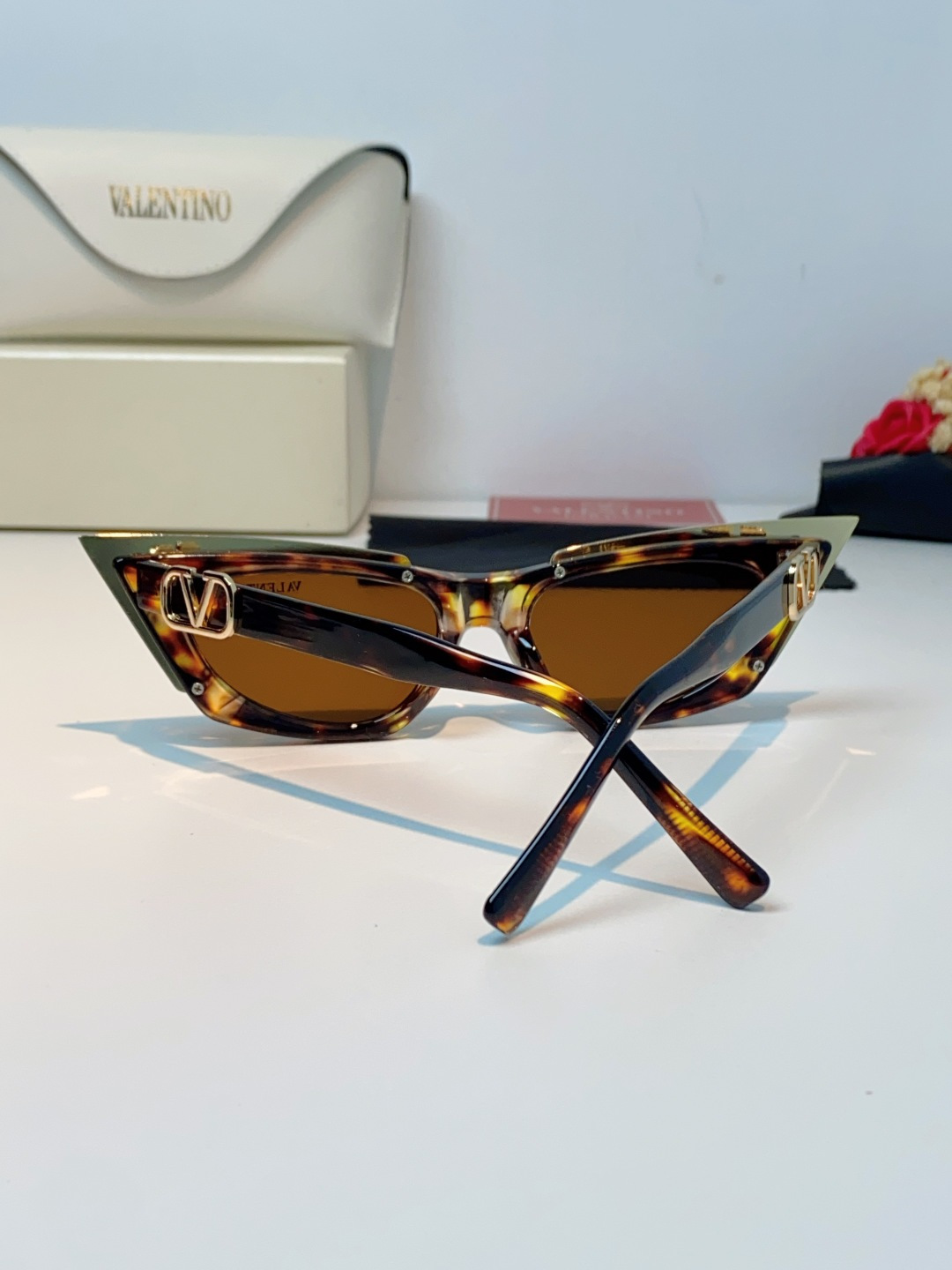 Valentino华伦天奴 2026新款金属半框猫眼太阳镜跨境个性金属V字女士遮阳墨镜