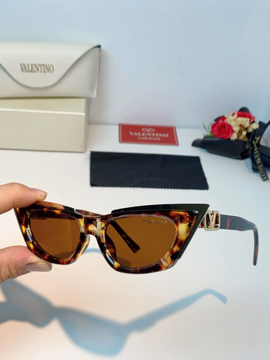 Valentino华伦天奴 2026新款金属半框猫眼太阳镜跨境个性金属V字女士遮阳墨镜